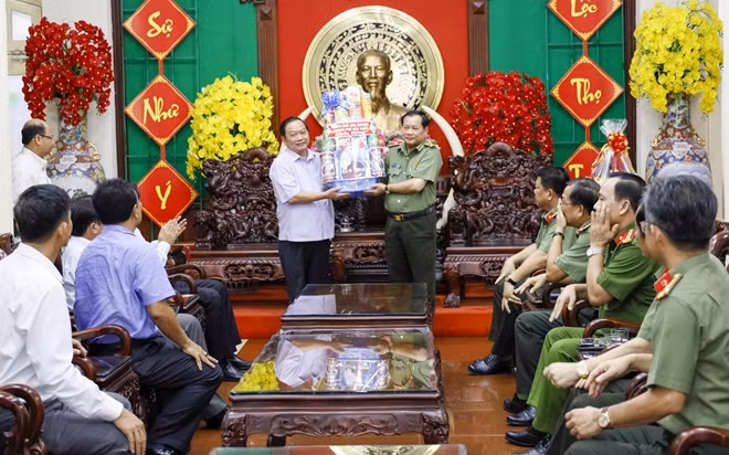 Bí thư Thành ủy Cần Thơ tặng quà cho Công an TP.