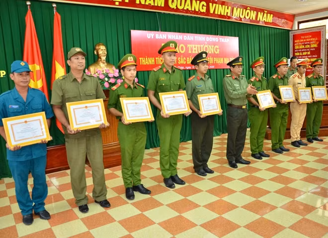 Các cá nhân được trao khen.