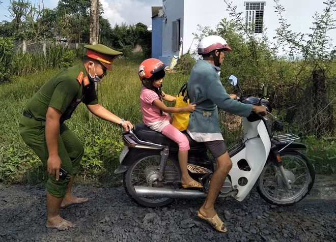 Việc dặm vá đường nông thôn, tạo điều kiện thuận lợi cho người dân.