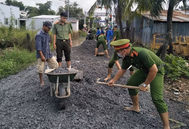 Tuyến đường nông thôn bị xuống cấp nghiêm trọng.