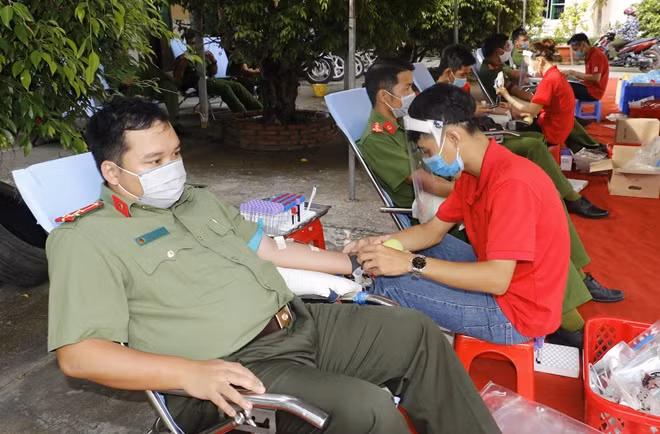 Thượng úy Nguyễn Tứ Thiên, Bí thư ĐTN Công an TP Cần Thơ tham gia hiến máu tình nguyện vì sức khỏe cộng đồng.