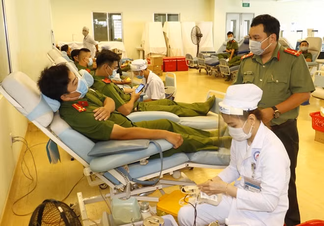 Thượng úy Nguyễn Tứ Thiên, Bí thư Đoàn Thanh niên Công an thành phố động viên cán bộ, chiến sĩ là đoàn viên, thanh niên tham gia hiến máu.
