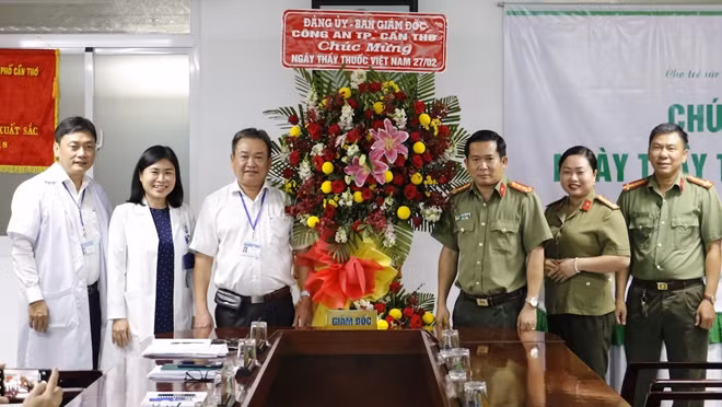 Đoàn công tác thăm, chúc mừng lãnh đạo Bệnh viện Nhi Cần Thơ.