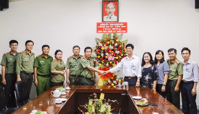 Đoàn công tác đến thăm, chúc mừng lãnh đạo Sở Y tế.