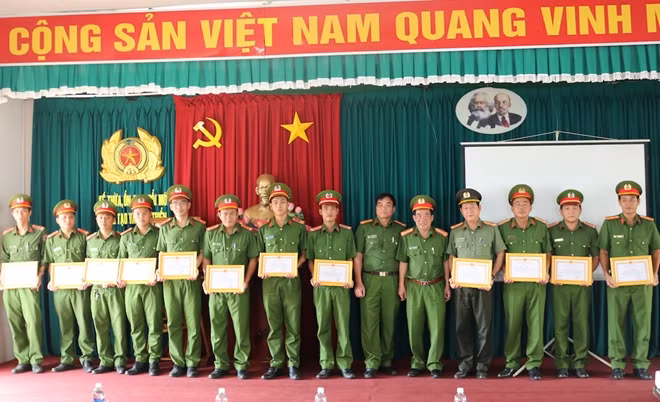 Đại tá Phan Thanh Quân, Phó Giám đốc Công an tỉnh Trà Vinh đã trao giấy khen cho 14 cá nhân là cán bộ, chiến sĩ Công an quận Thốt Nốt.