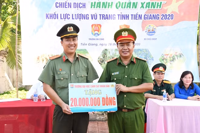 Đoàn Thanh niên Trường Đại học Cảnh sát nhân dân tặng 20 triệu đồng cho Đoàn Thanh niên Công an tỉnh.