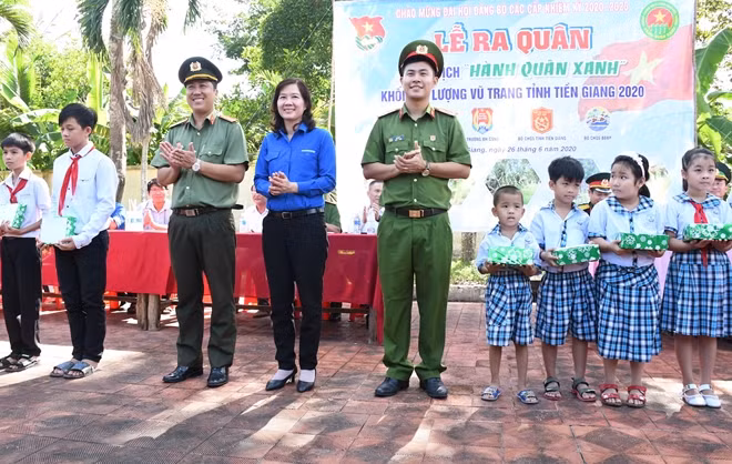 Trao quà các em học sinh có hoàn cảnh khó khăn, vượt khó, học giỏi.