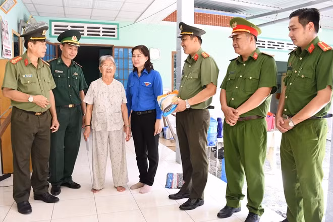 Ban chỉ đạo chiến dịch “Hành quân xanh” trao quà tặng gia đình chính sách.