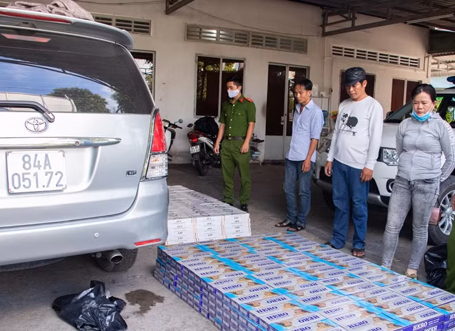 Ôtô cùng số thuốc lá bị bắt giữ.