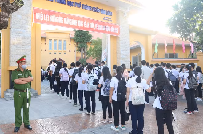 Học sinh xếp hàng chờ kiểm tra thân nhiệt trước khi vào lớp.