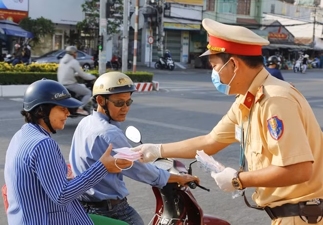 CSGT Công an TP Cần Thơ phát khẩu trang miễn phí cho người dân.
