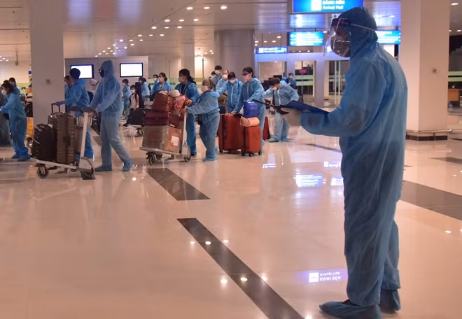 Hành khách trên các chuyến bay quốc tế đáp xuống sân bay Cần Thơ, sau đó được đưa đến khu cách ly tập trung.