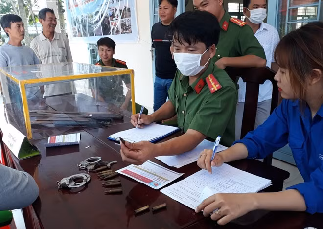 Người dân đến giao nộp vũ khí tại các điểm tiếp nhận của Công an tỉnh Vĩnh Long.