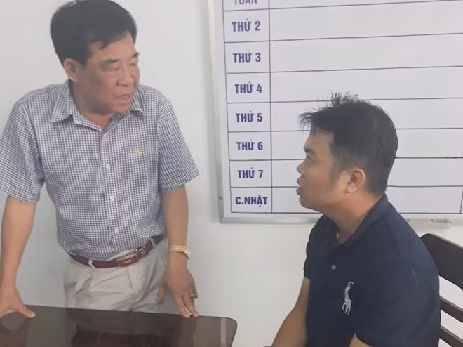 Đại tá Phan Thanh Quân thẩm vấn nhanh đối tượng Toàn khi bị bắt quả tang nhận số tiền 100 triệu đồng.