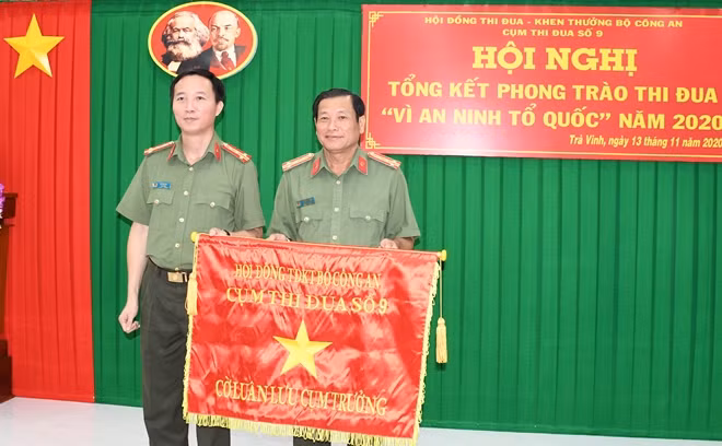 Đại tá Vũ Hoài Bắc, Giám đốc Công an Trà Vinh trao cờ Cụm trưởng Cụm thi đua số 9 năm 2021 cho Công an tỉnh Bạc Liêu.