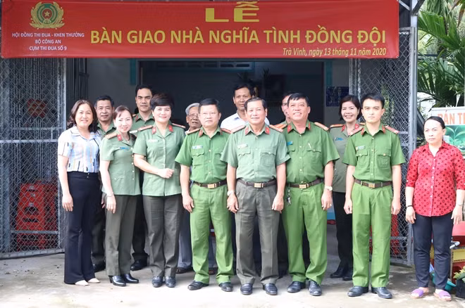 Cụm thi đua số trao nhà nghĩa tình đồng đội.