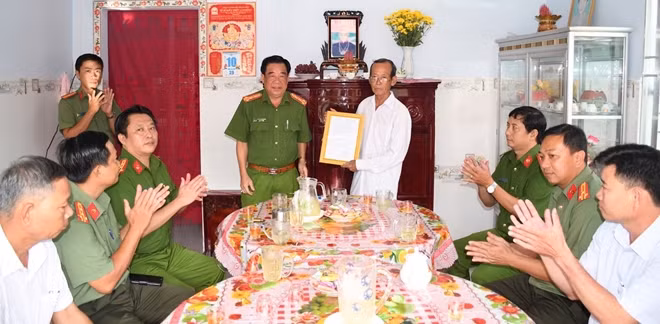 Đại tá Phan Thanh Quân, Phó giám đốc Công an tỉnh Trà Vinh trao nhà nghĩa tình đồng đội cho đồng chí Lê Ngọc Bé ở xã Tân Bình, huyện Càng Long.