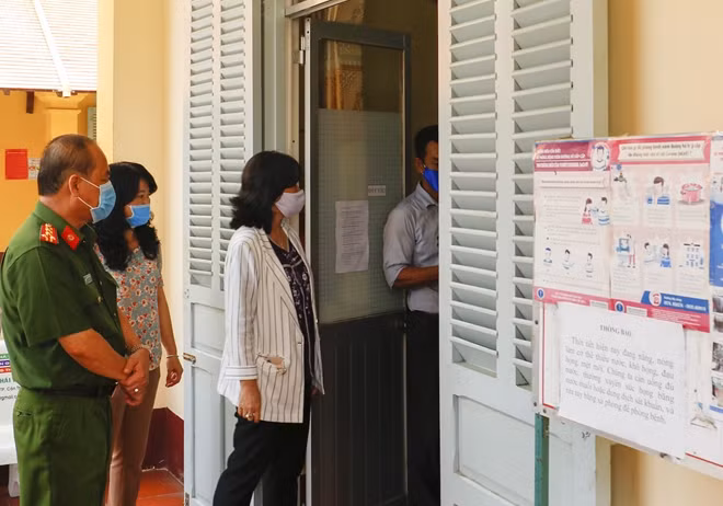 Đại tá Võ Văn Thăng, Phó Giám đốc Công an TP Cần Thơ cùng đoàn công tác UBND kiểm tra công tác chuẩn bị trước kỳ thi tốt nghiệp.