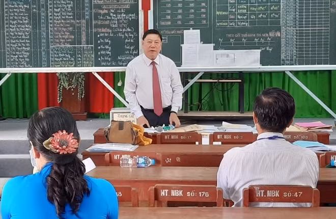 Bí thư Tỉnh ủy Vĩnh Long Trần Văn Rón đã đến thăm động viên hội đồng thi Nguyễn Bỉnh Khiêm.