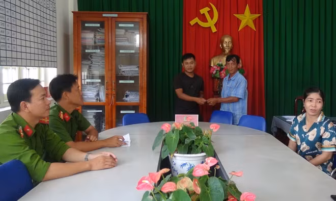 Anh Toàn trao lại số tiền 10 triệu đồng cho ông Nghĩa.