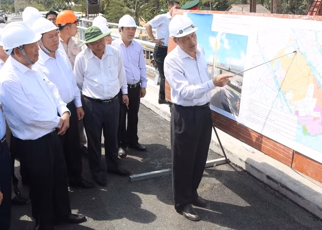 Phó Thủ tướng Thường trực Chính phủ Trương Hòa Bình kiểm tra công trình chống hạn mặn ở Vũng Liêm, tỉnh Vĩnh Long.