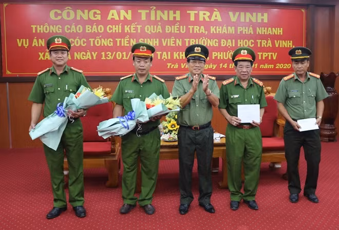 Đại tá Lê Văn Việt, Giám đốc Công an tỉnh thừa ủy quyền của Chủ tịch UBND tỉnh trao hoa và thưởng nóng cho đại diện tổ công tác đặc biệt.