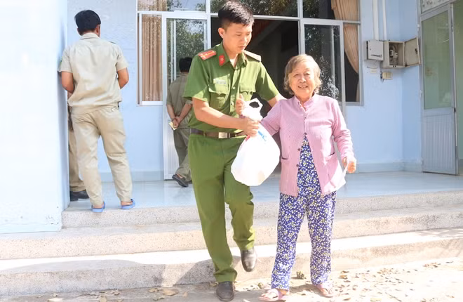 Những phần quà Tết được trao tận tay cho người dân.