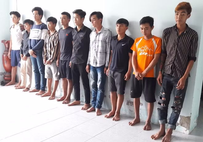 Nhóm thanh niên bị triệu tập làm việc.