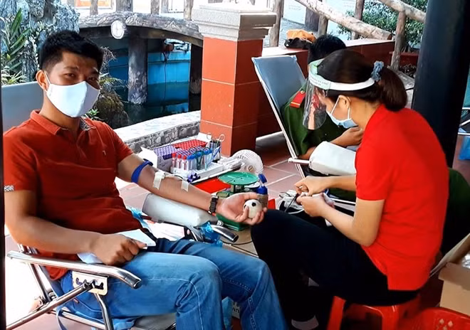 Tuổi trẻ Công an tỉnh Vĩnh Long thể hiện vai trò xung kích, tích cực tham gia hiến máu.