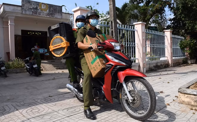 Công an xã Long Thới, tuyên truyền bằng nhiều hình thức phong phú.