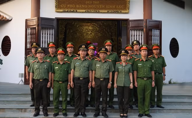 Đồng chí Thứ trưởng cùng đoàn công tác Bộ Công an và Ban giám đốc Công an tỉnh Đồng Tháp.