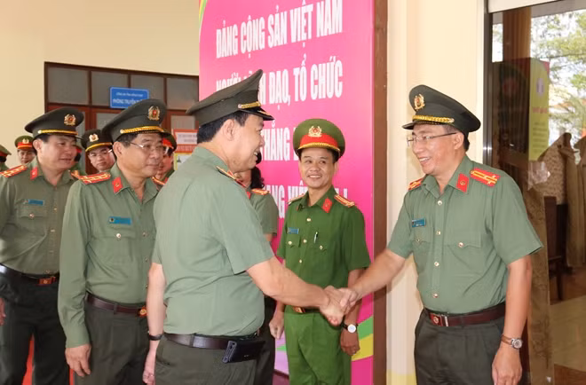 Đồng chí Thứ trưởng bắt tay với lãnh đạo các Phòng nghiệp vụ Công an tỉnh Đồng Tháp.