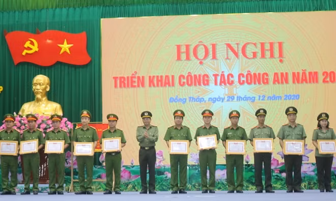 Đại tá Nguyễn Văn Hiểu, Giám đốc Công an tỉnh Đồng Tháp trao khen cho các đơn vị.