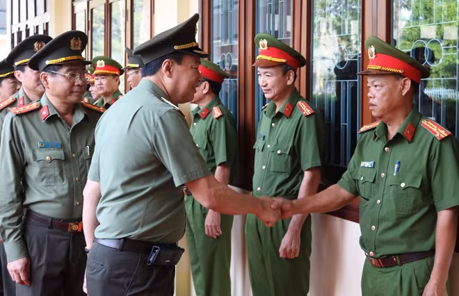 Đồng chí Thứ trưởng bắt tay với lãnh đạo các Phòng nghiệp vụ Công an tỉnh Đồng Tháp.
