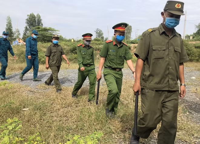Lực lượng Công an xã chính quy phối hợp tuần tra khu vực biên giới.