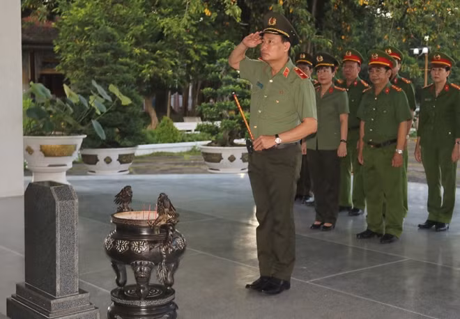 Trong chuyến công tác tại các tỉnh, thành ĐBSCL, Thứ trưởng Lê Tấn Tới đã đến dâng hoa, dâng hương tại Khu di tích Nguyễn Sinh Sắc.
