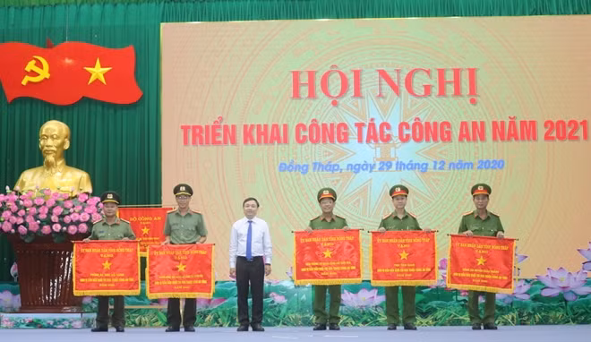 Đồng chí Phan Văn Thắng, Phó bí thư Thường trực Tỉnh uỷ - Chủ tịch HĐND tỉnh Đồng Tháp trao Cờ thi đua cho 5 tập thể thuộc Công an tỉnh.