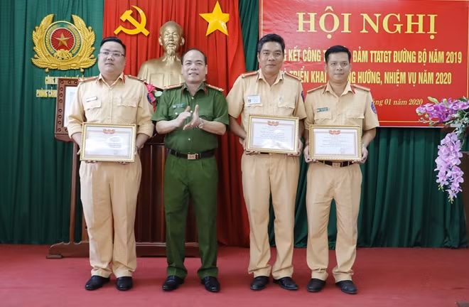 Đại tá Võ Văn Thăng, Phó Giám đốc Công an TP Cần Thơ trao khen cho các cá nhân, tập thể có thành tích xuất sắc.