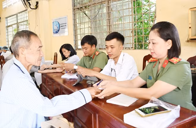 Các y bác sĩ Bệnh xá Công an tỉnh Trà Vinh khám bệnh cho người dân.