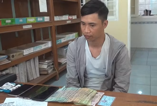 Hai đối tượng rải tờ rơi cho vay tiền cùng tang vật tại cơ quan Công an.