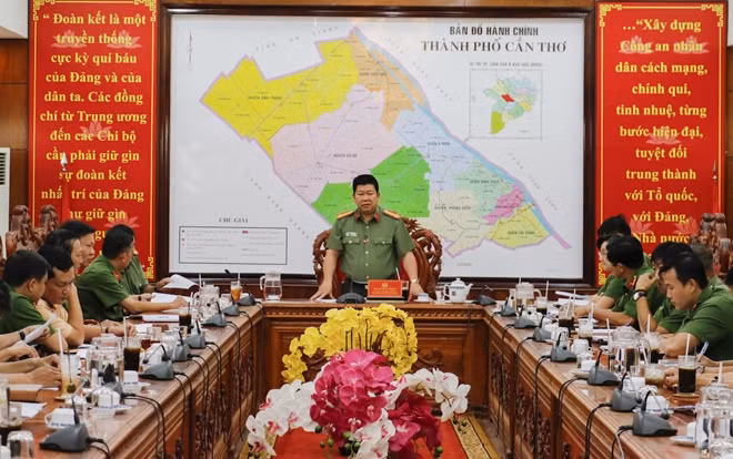 Đại tá Lương Văn Bền, Phó Giám đốc Công an TP Cần Thơ chủ trì hội nghị.