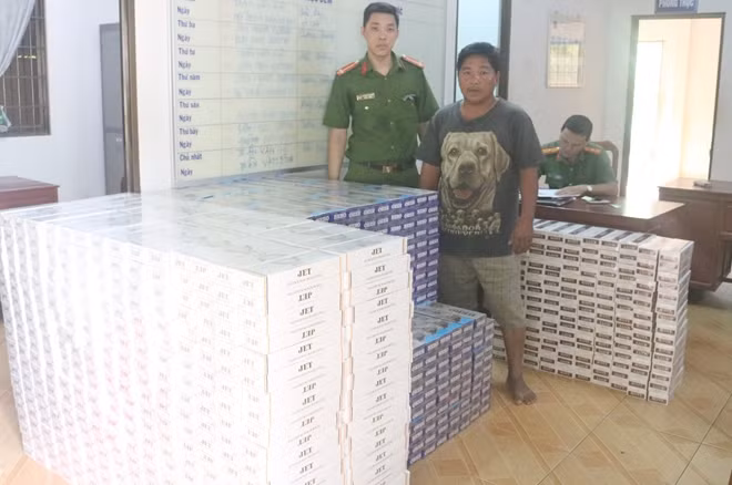 Nguyễn Văn Yên cùng tang vật tại cơ quan Công an.