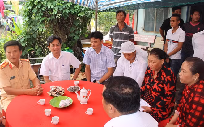 Đại diện Ban An toàn giao thông tỉnh Trà Vinh thăm hỏi, tặng quà thân nhân gia đình bị tai nạn giao thông.