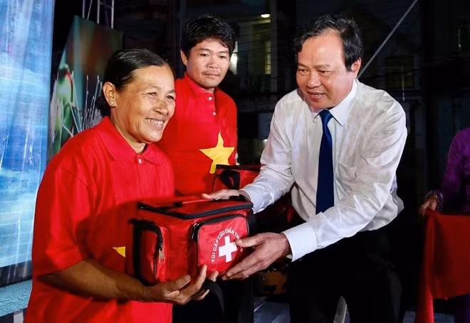 Lãnh đạo UBND tỉnh Trà Vinh, tặng túi y tế cho ngư dân.