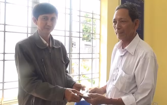 Ông Thái (mặc áo khoác) trả lại tài sản cho người đánh rơi.