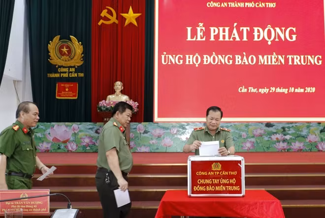 Thiếu tướng Nguyễn Văn Thuận, Giám đốc Công an TP Cần Thơ ủng hộ tại buổi lễ phát động.