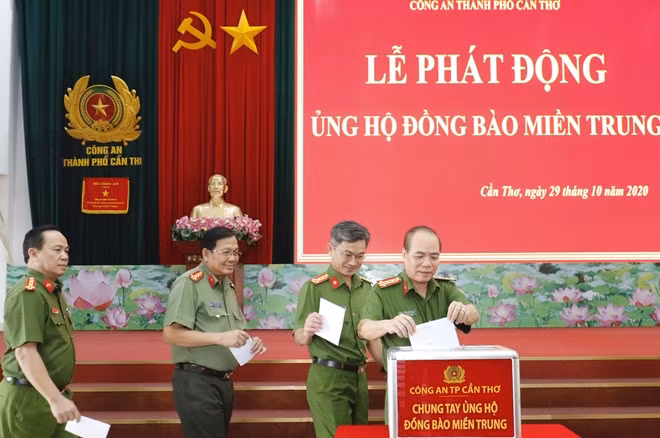 Ban Giám đốc Công an thành phố Cần Thơ quyên góp ủng hộ đồng bào miền Trung.