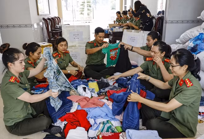 Cán bộ chiến sĩ phân loại, sắp xếp trang phục, quần áo trước khi đóng thùng.
