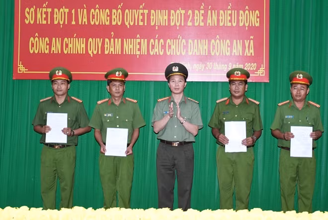 Giám đốc Công an tỉnh trao quyết định cho các đồng chí đảm nhiệm chức danh Trưởng Công an xã.