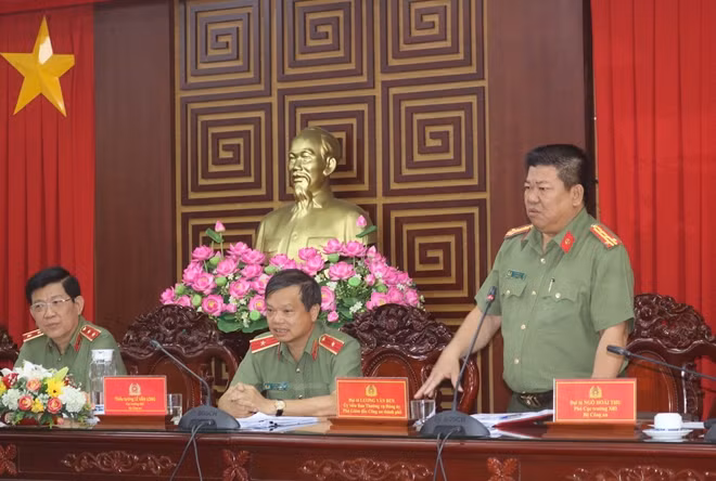 Đại tá Lương Văn Bền, Phó Giám đốc Công an TP Cần Thơ chia sẻ ý kiến tại hội nghị.